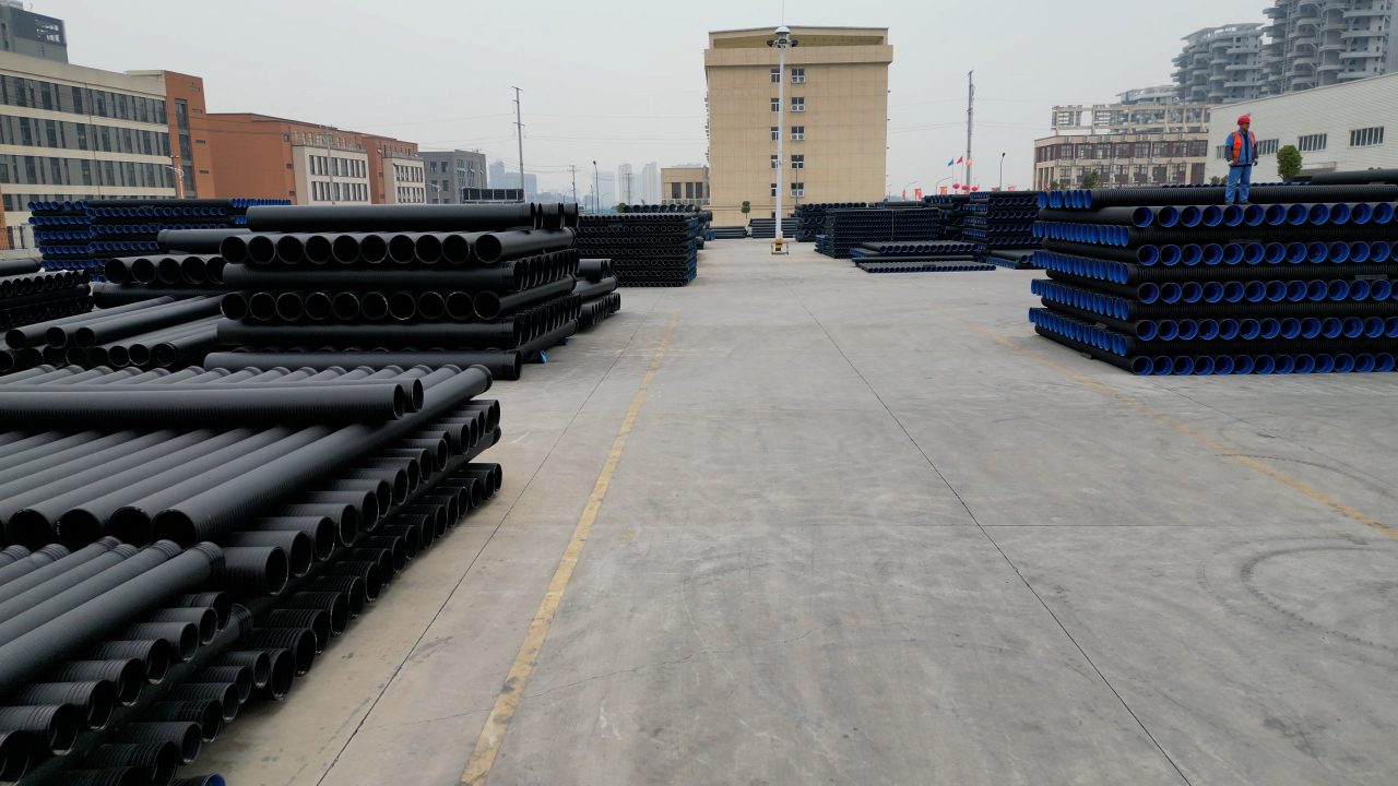 大口徑 PE 管安裝土方開挖：邊坡防護與管道安全距離控制?